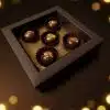 Dubai Fest ist die festliche Weihnachtsedition unseres beliebten Dubai Dubity Pralinés – mit feinem Pistaziennougat, umhüllt von 65 % dunkler Schokolade und dekoriert mit goldenen Kadayif-Flocken