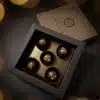 Dubai Fest ist die festliche Weihnachtsedition unseres beliebten Dubai Dubity Pralinés – mit feinem Pistaziennougat, umhüllt von 65 % dunkler Schokolade und dekoriert mit goldenen Kadayif-Flocken