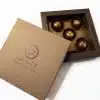 Dubai Fest ist die festliche Weihnachtsedition unseres beliebten Dubai Dubity Pralinés – mit feinem Pistaziennougat, umhüllt von 65 % dunkler Schokolade und dekoriert mit goldenen Kadayif-Flocken