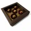 Dubai Fest ist die festliche Weihnachtsedition unseres beliebten Dubai Dubity Pralinés – mit feinem Pistaziennougat, umhüllt von 65 % dunkler Schokolade und dekoriert mit goldenen Kadayif-Flocken