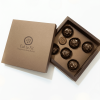 Pralinen box mit 6 caramel (mit zimt, orangenschale und cardamon), vanille ganache und spekulatius kekse.
