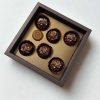 Pralinen box mit 6 caramel (mit zimt, orangenschale und cardamon), vanille ganache und spekulatius kekse.