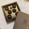 Pralinen box mit 6 caramel (mit zimt, orangenschale und cardamon), vanille ganache und spekulatius kekse.