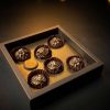 Pralinen box mit 6 caramel (mit zimt, orangenschale und cardamon), vanille ganache und spekulatius kekse.