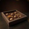 Pralinen box mit 6 caramel (mit zimt, orangenschale und cardamon), vanille ganache und spekulatius kekse.